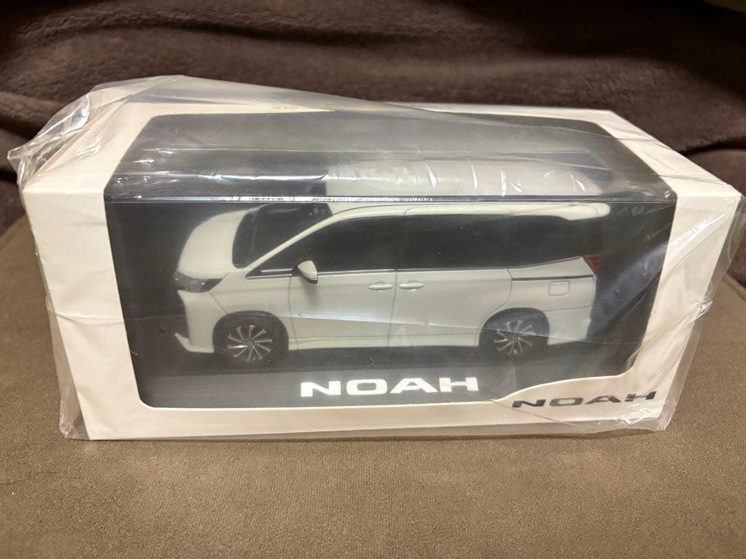 トヨタ ノア 非売品ミニカー ケース付き カラーサンプル