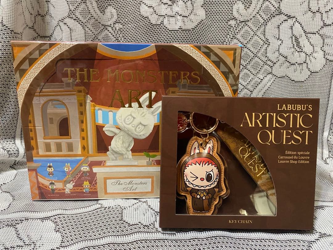 ラブブ　パリルーブル限定　フィギュアとキーチェーン