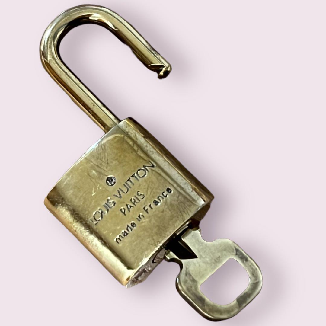 ルイヴィトン 南京錠 本物 パドロック 鍵 キー ゴールド系 - メルカリ