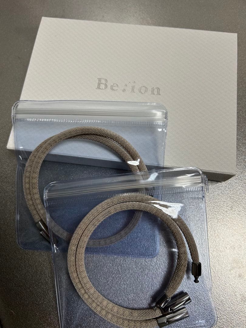 Be:ion 繊維製ベージュブレスレット&アンクレットのセット 1208120005_639153352e493.jpg