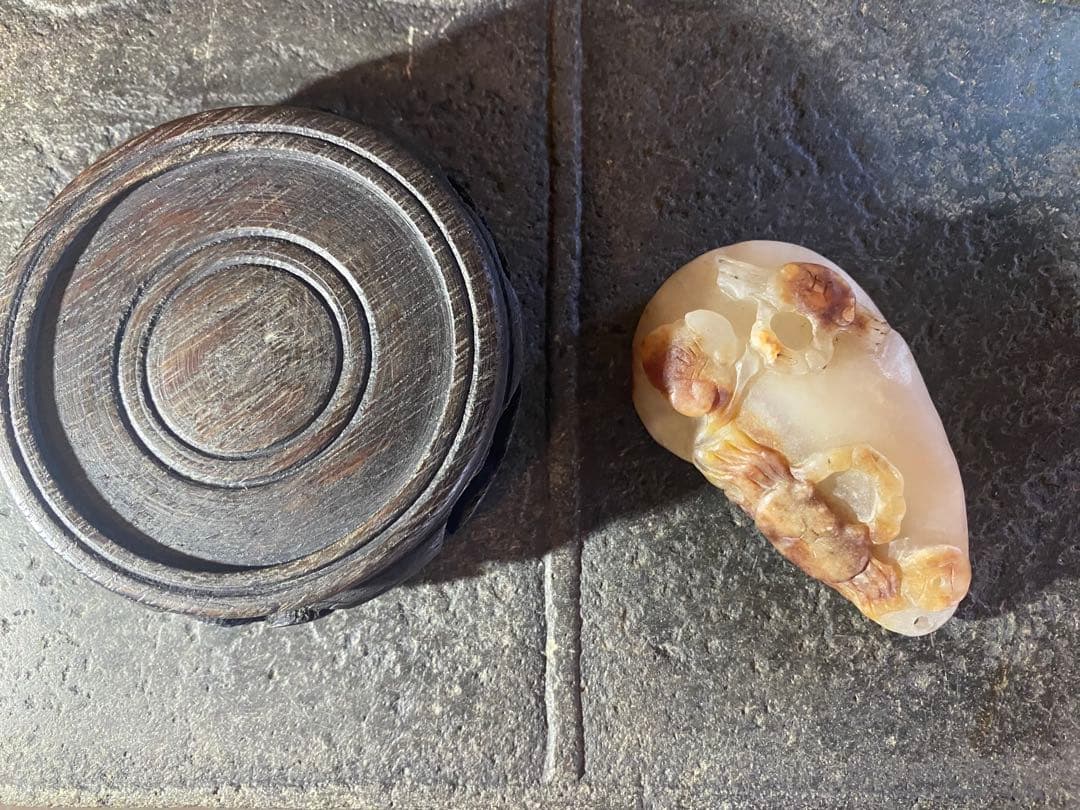 ヴィンテージ 根付/手把件・天然古和田玉 蟹・子孫・銭 鑑賞台付 2点