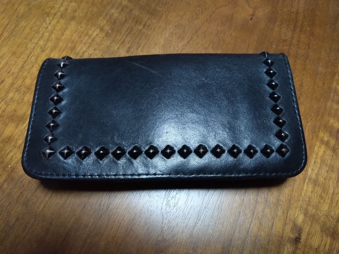 HTC 　長財布　ピラミッドスタッズ　本革　ブラック　黒