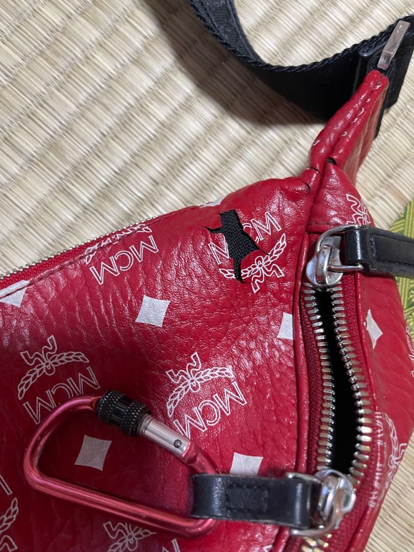 MCM ボディバッグ レッド ロゴプリント - メルカリ