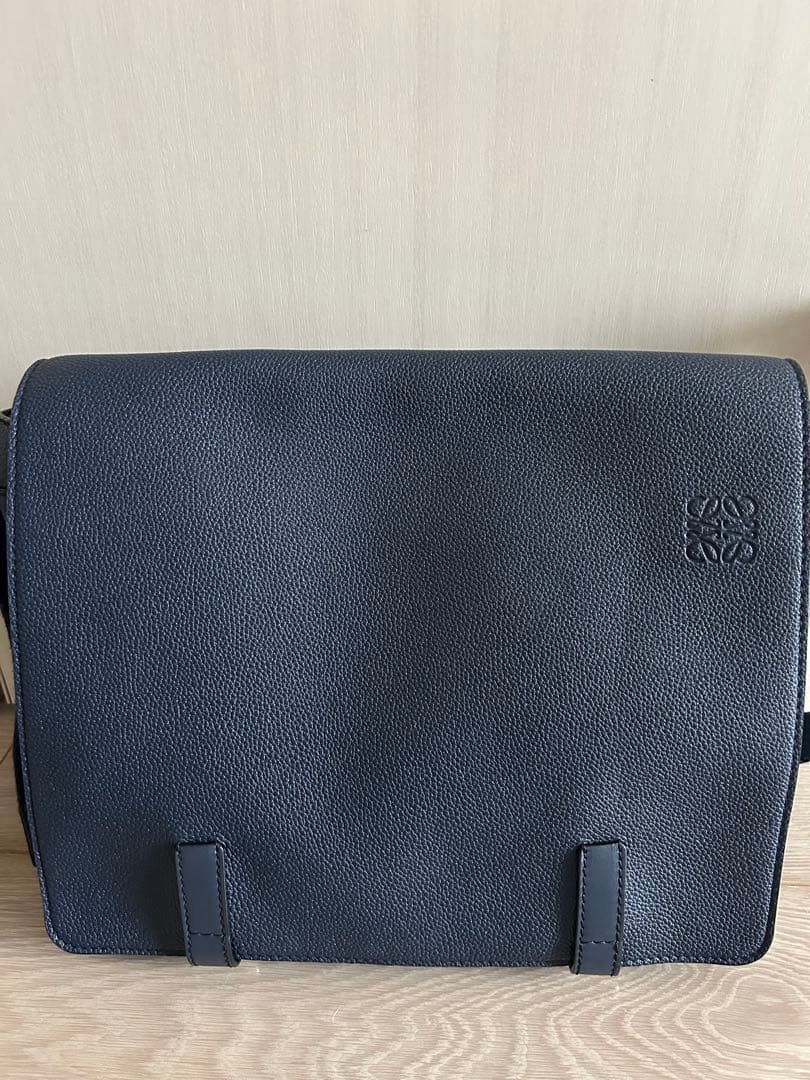 ♪ ロエベネイビー レザー メッセンジャーバッグの通販はau PAY