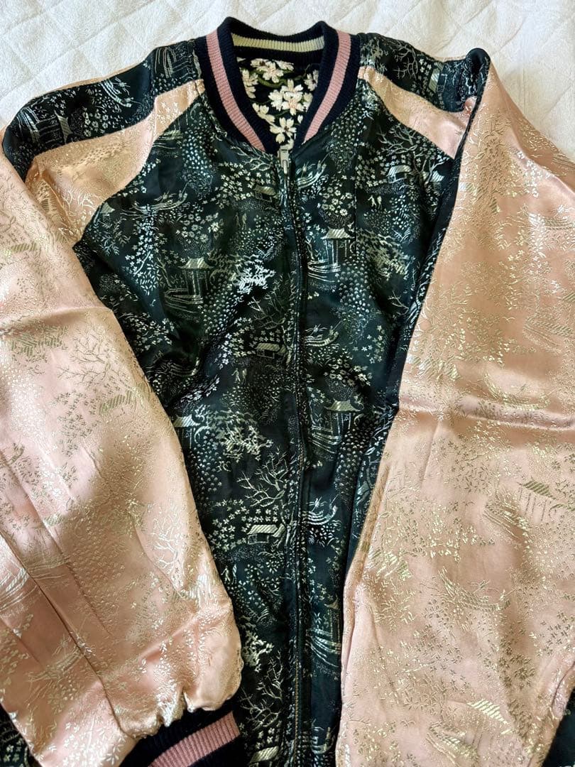 スカジャン 黒とピンク 和風デザイン