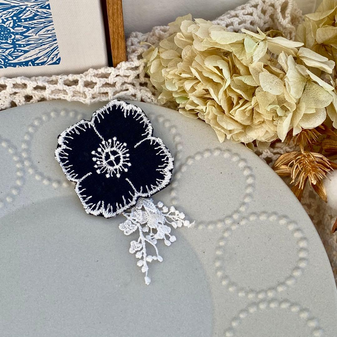 ミナペルホネン ブローチ アネモネBK レースモチーフ付き - メルカリ