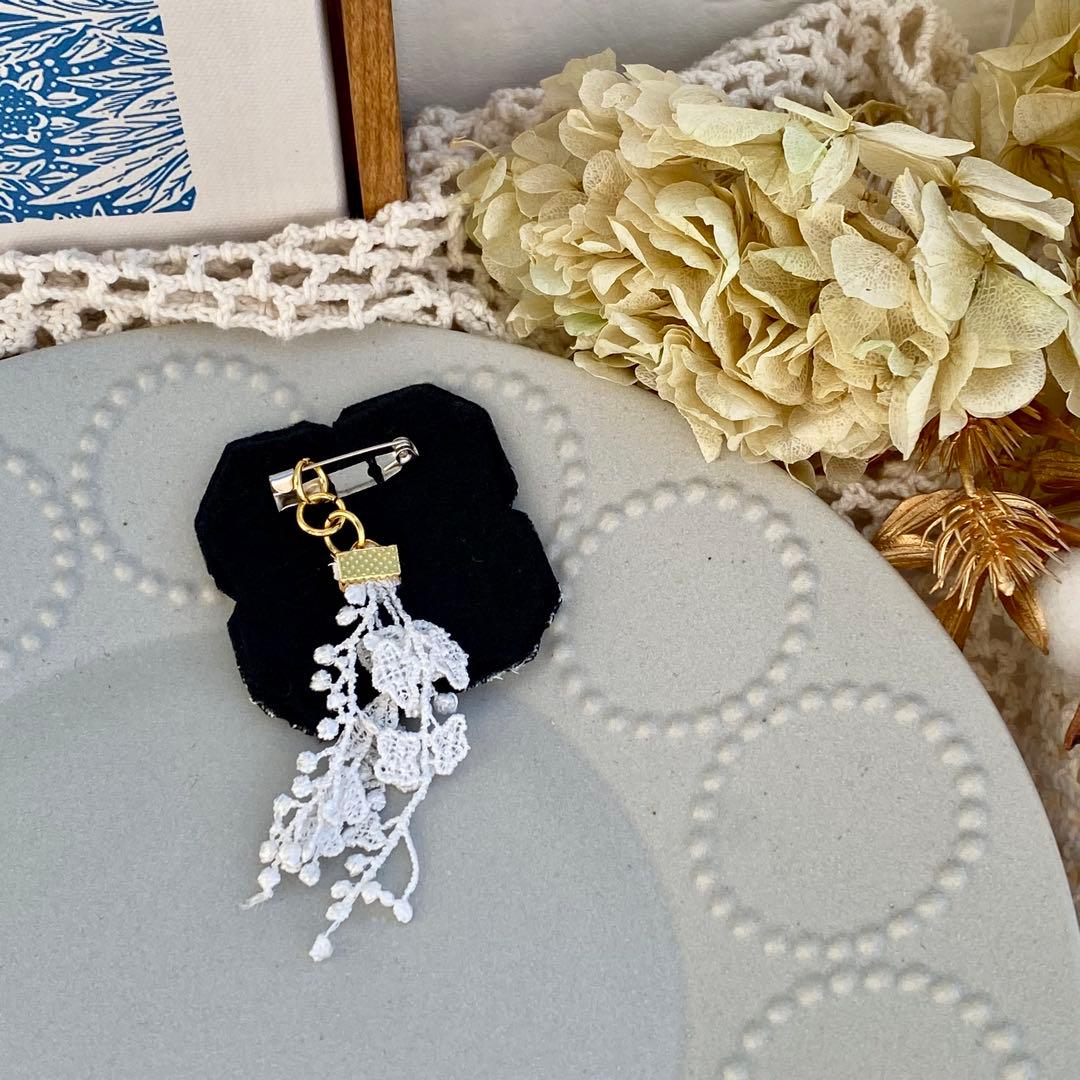 ミナペルホネン ブローチ アネモネBK レースモチーフ付き - メルカリ