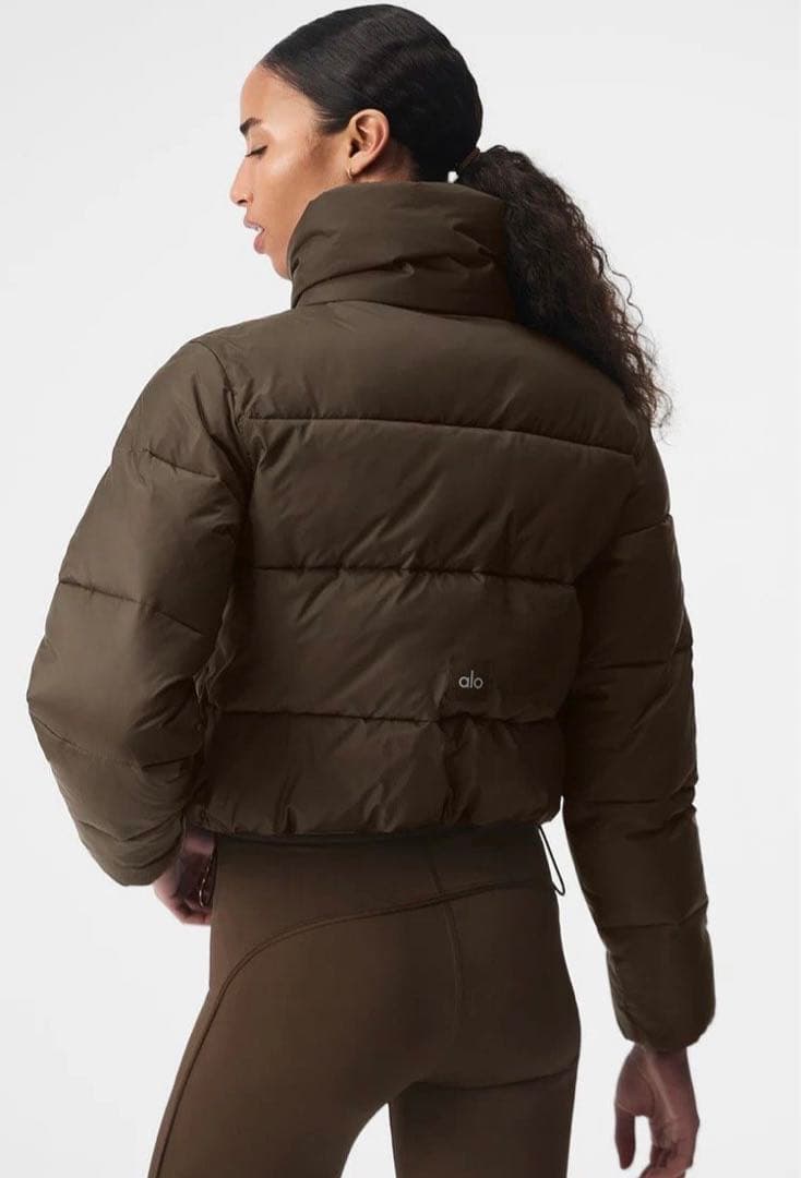 alo yoga ダークブラウン クロップドダウンジャケット