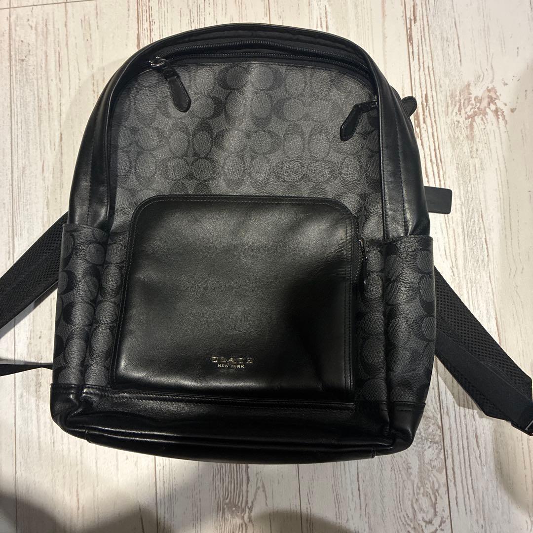 COACH ブラックレザーバックパック - coach 黒レザー フラップ付き