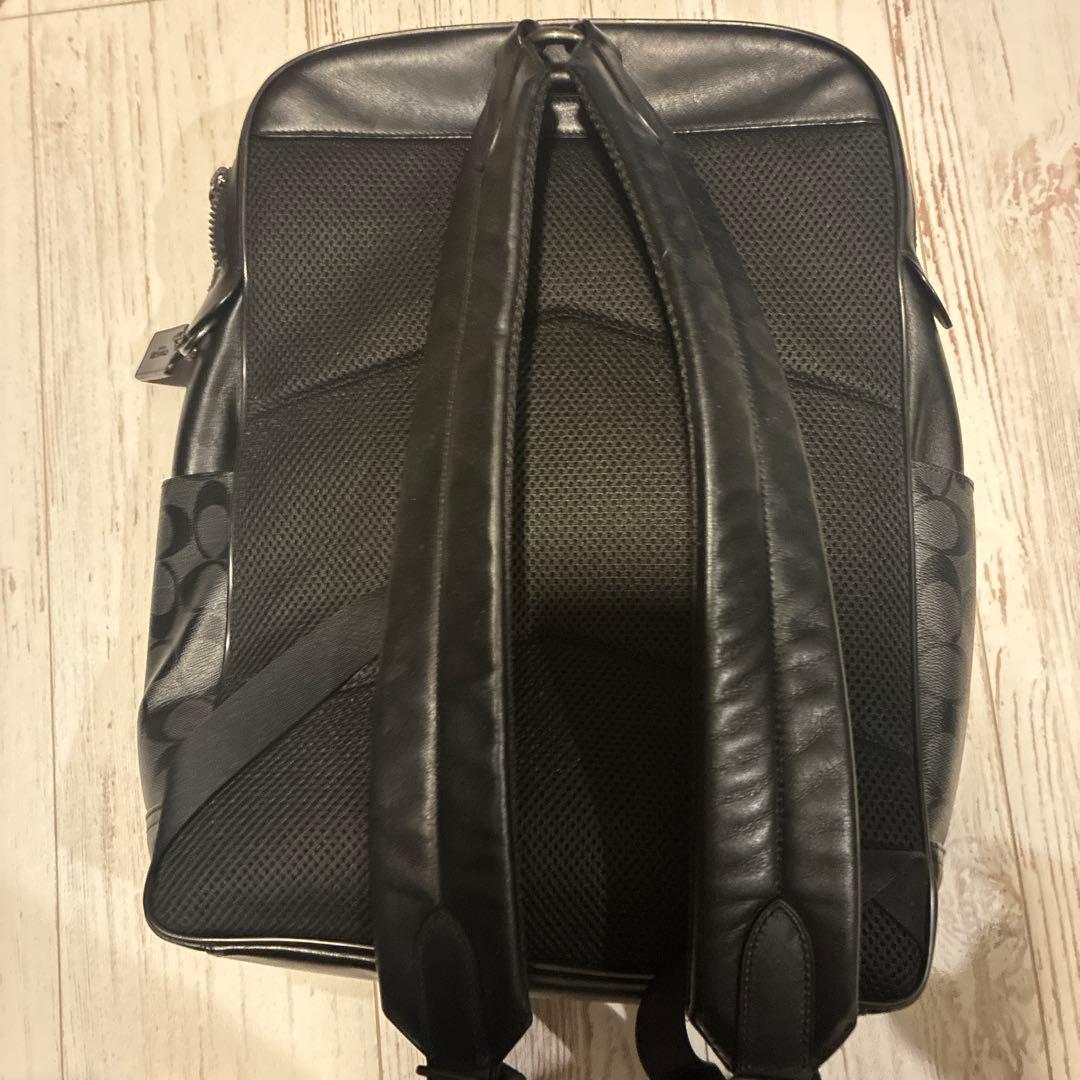COACH ブラックレザーバックパック - coach 黒レザー フラップ付き