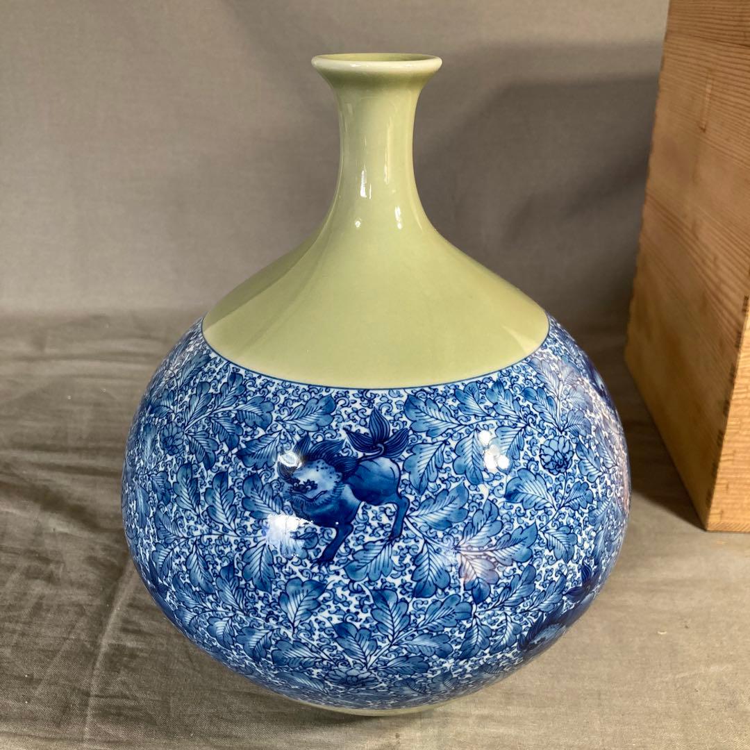 【源右衛門】古伊万里の伝統　日本の名窯　舘林源右衛門作　青磁獅子唐草文　花瓶