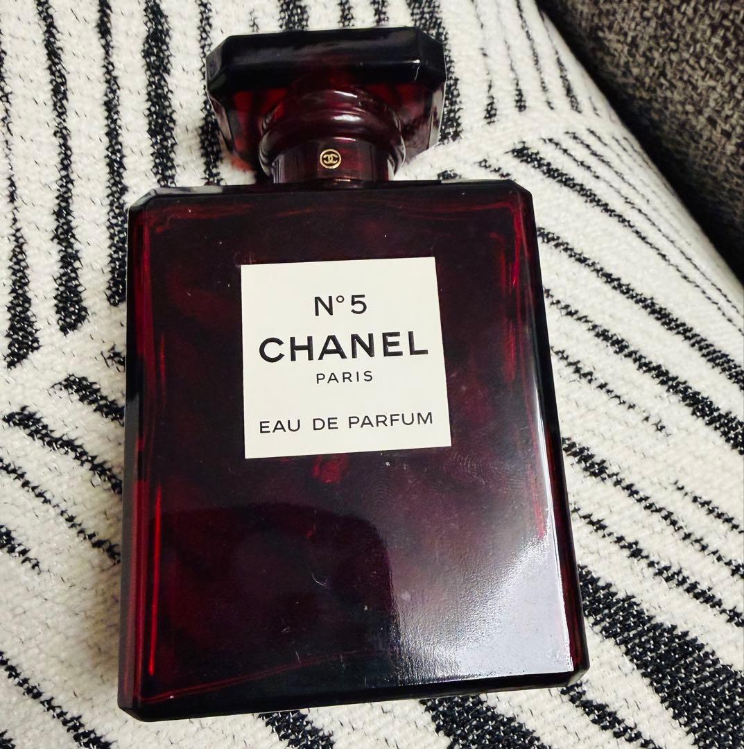 シャネル N°5 オードゥ パルファムのレッドエディション（特別限定品） シャネルのフレグランス「シャネル N°5」が真っ赤なボトルで登場