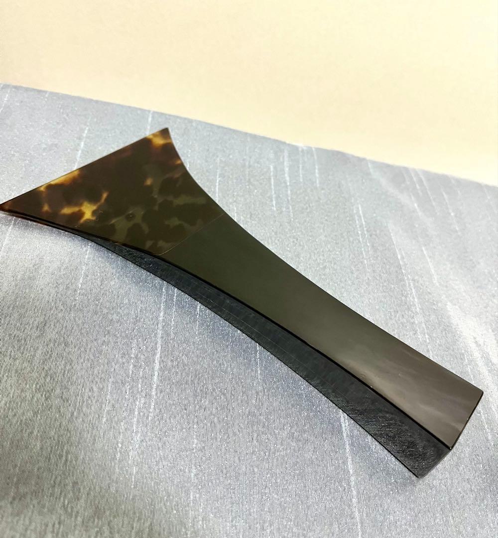 津軽三味線 鼈甲 撥 黒水牛 天然素材 送料無料】 日本製 津軽三味線用 鼈甲(べっ甲)撥 119 黒水牛台 一枚物