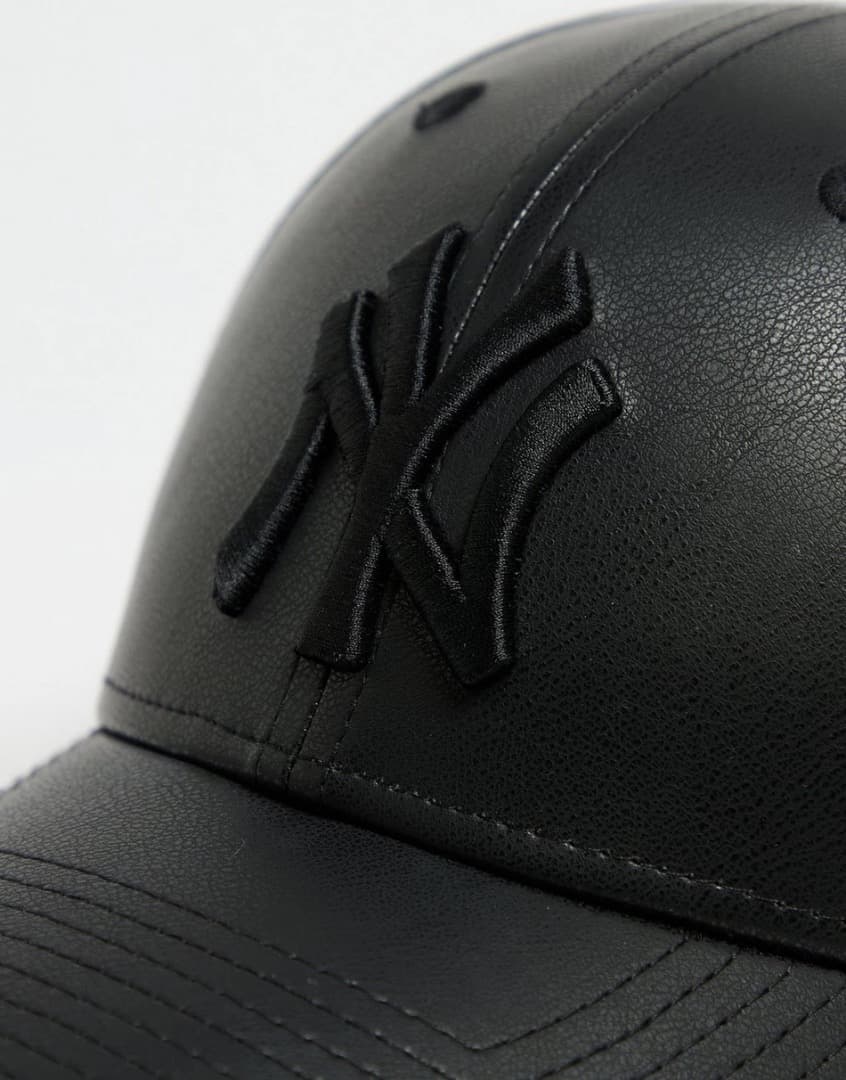 新品レザールック☆ニューエラ キャップ ヤンキース 9FORTY NEW ERA