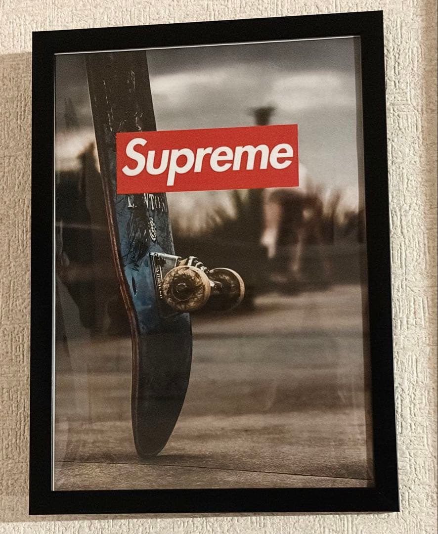 supreme スケボーポスター フレーム付き - メルカリ