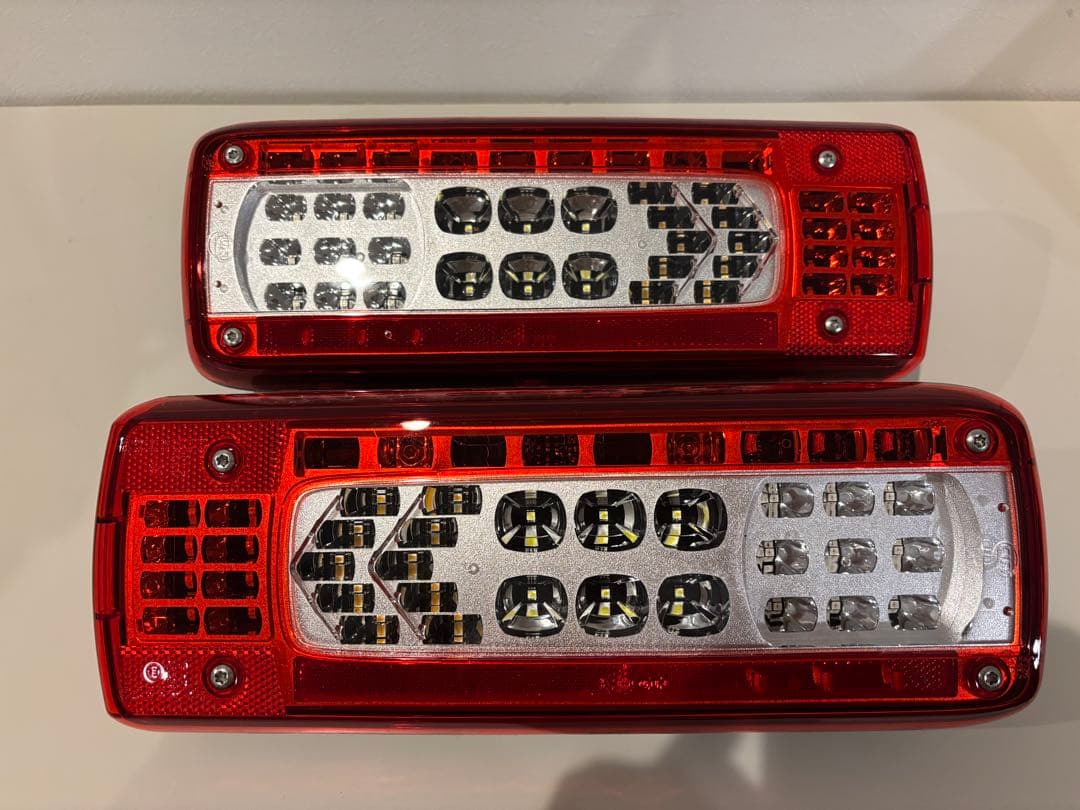 UD トラック　クオン　純正　ショートタイプ　LEDテールランプ UDトラック（クオン）純正テールランプ左右セット - メルカリ