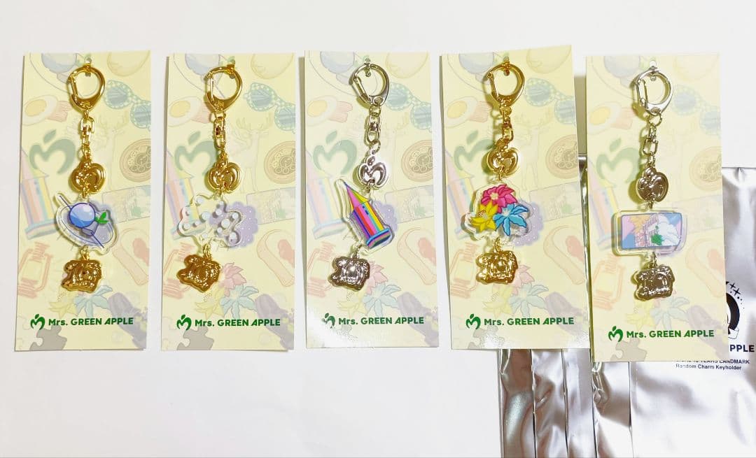 5点セット Mrs. GREEN APPLE ランダムチャームキーホルダー - メルカリ