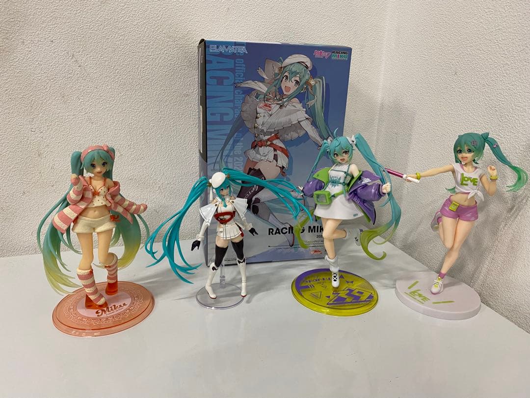 ID8731: 4体セット 初音ミク レーシングミク フィギュア 2023