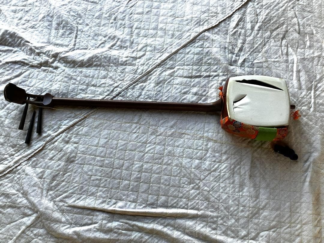 【ジャンク】　三味線　ハードケース バチ付き