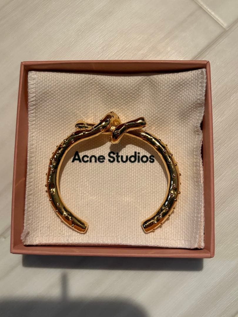 Acne Studios ノットカフブレスレット ゴールド