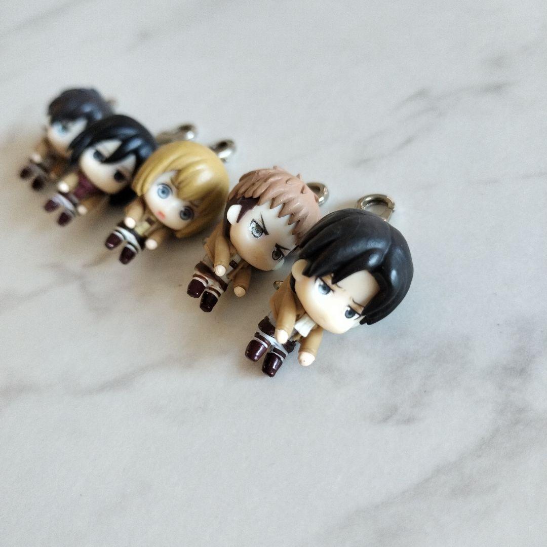 進撃の巨人 つまんでつなげてマスコット - メルカリ