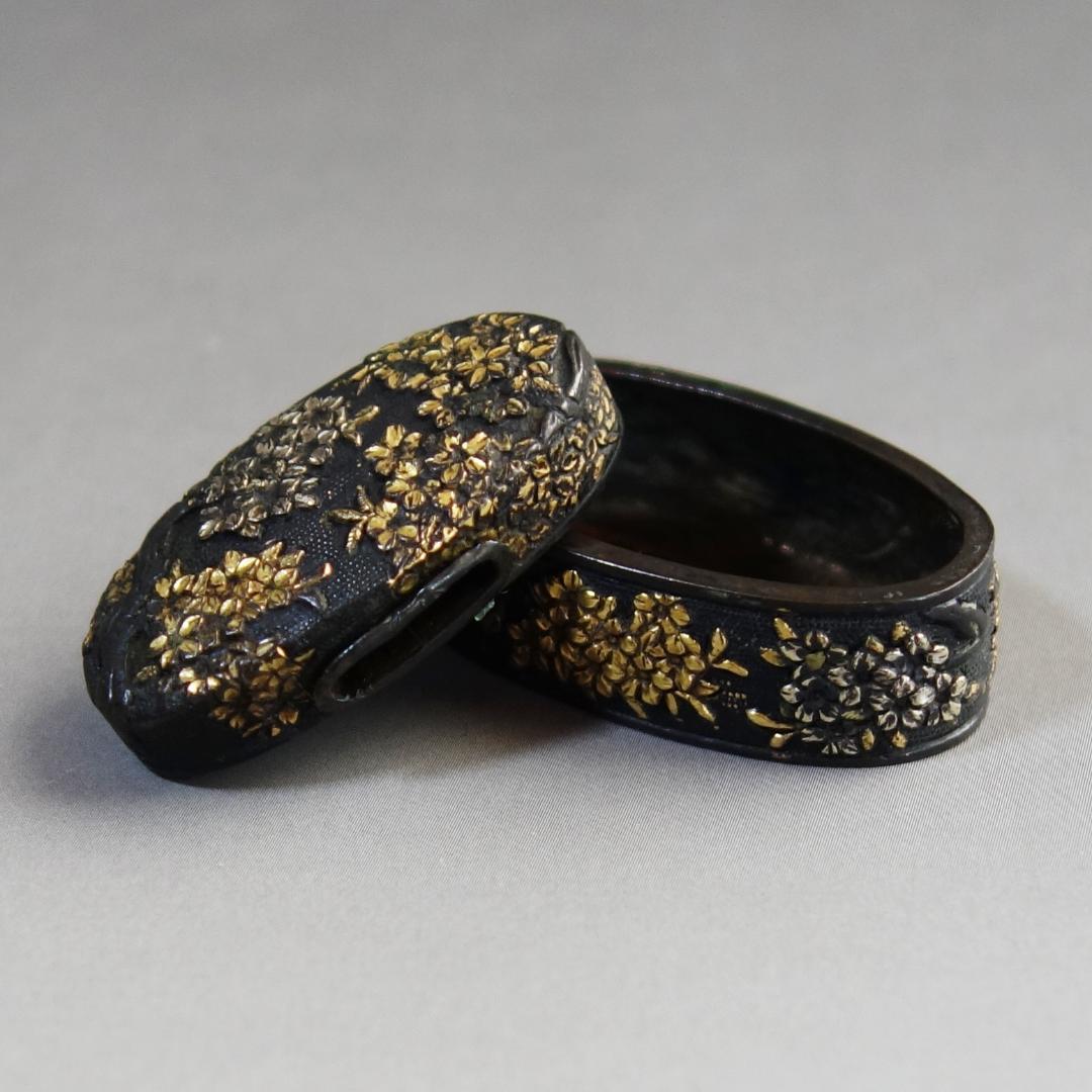 【桜花図縁頭 赤銅魚子地 金銀色絵】 刀装具 縁頭 鍔 鐔 日本刀 武具 骨董