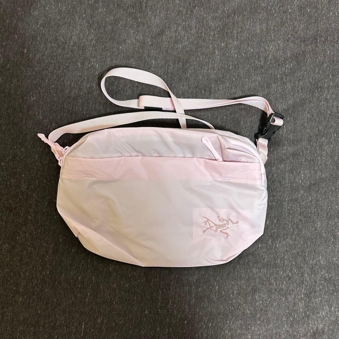 アークテリクスピンク ボディバッグ