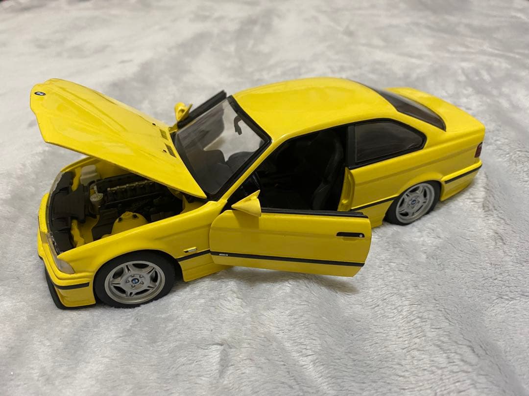 ミニカー UT  3 series 1/18