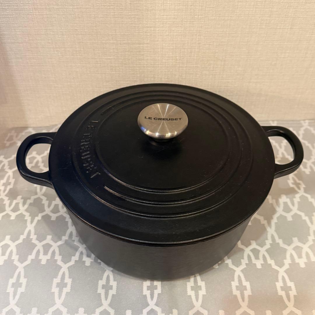 美品 ルクルーゼ ココットロンド 22cm 黒調理器具