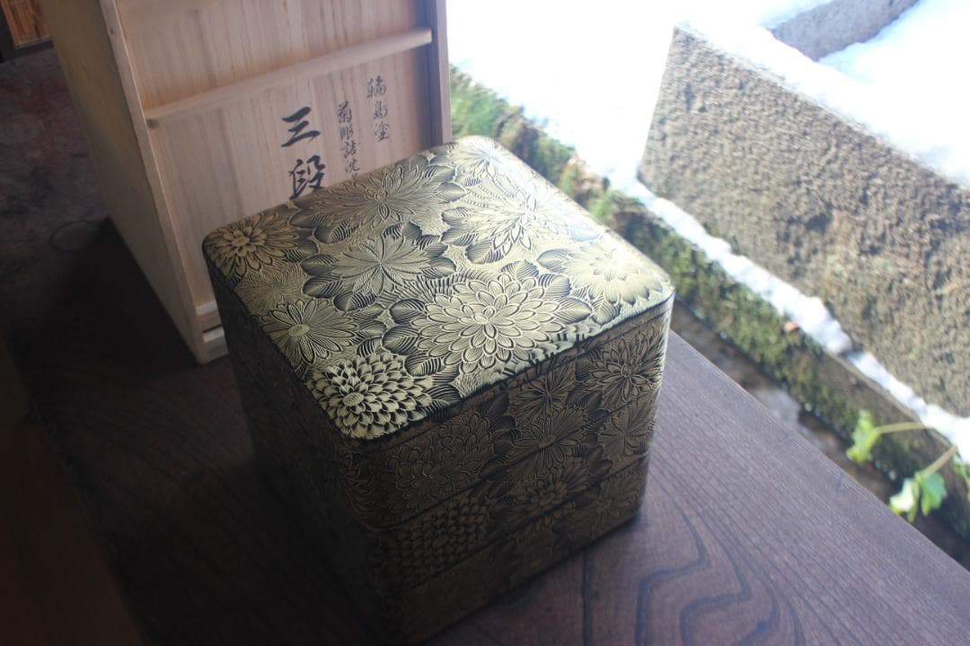 デッドストック！上質内朱黒漆に極上菊詰沈金の映える輪島塗三段重（検重箱お重 輪島塗重箱 角形 三段 -飛花の沈金仕上げ- [内面朱色/外面黒タメ色]胴