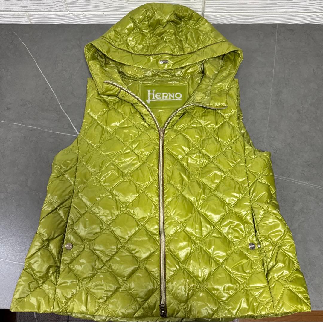美品　HERNO ヘルノ　キルティング　ダウンベスト サイズ42 グリーン系