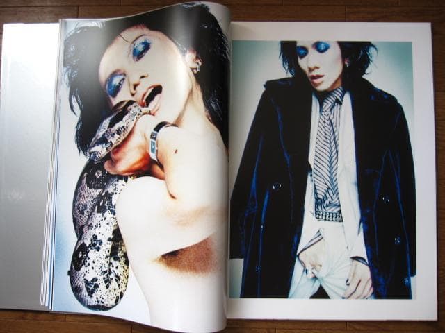 みつめあう2人 吉井和哉 直筆サイン入り写真付き - メルカリ