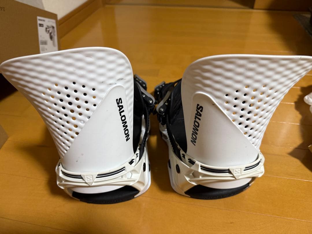 23 24 サロモン　ホログラム　Mサイズ