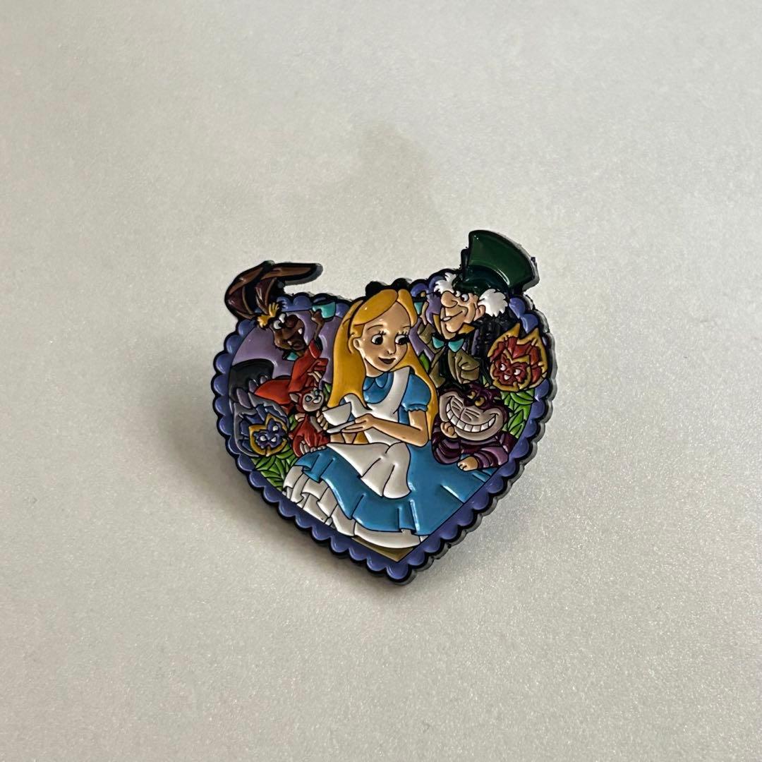 不思議の国のアリス ピンバッジ ディズニー - メルカリ