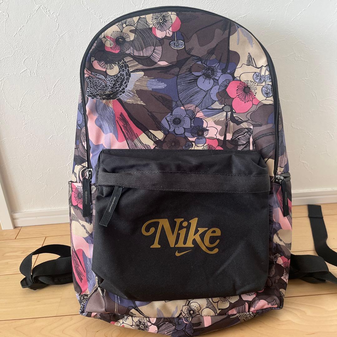 Nike 花柄リュック - メルカリ