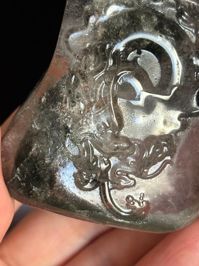 ガーデンクォーツ　龍の彫り物　110g 持ち歩き　握り石　インテリア　縁起物