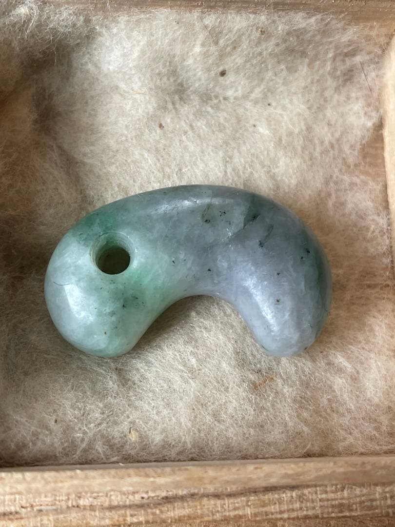 古墳時代 翡翠勾玉 アップルグリーン ラベンダー宝石質翡翠 出土品