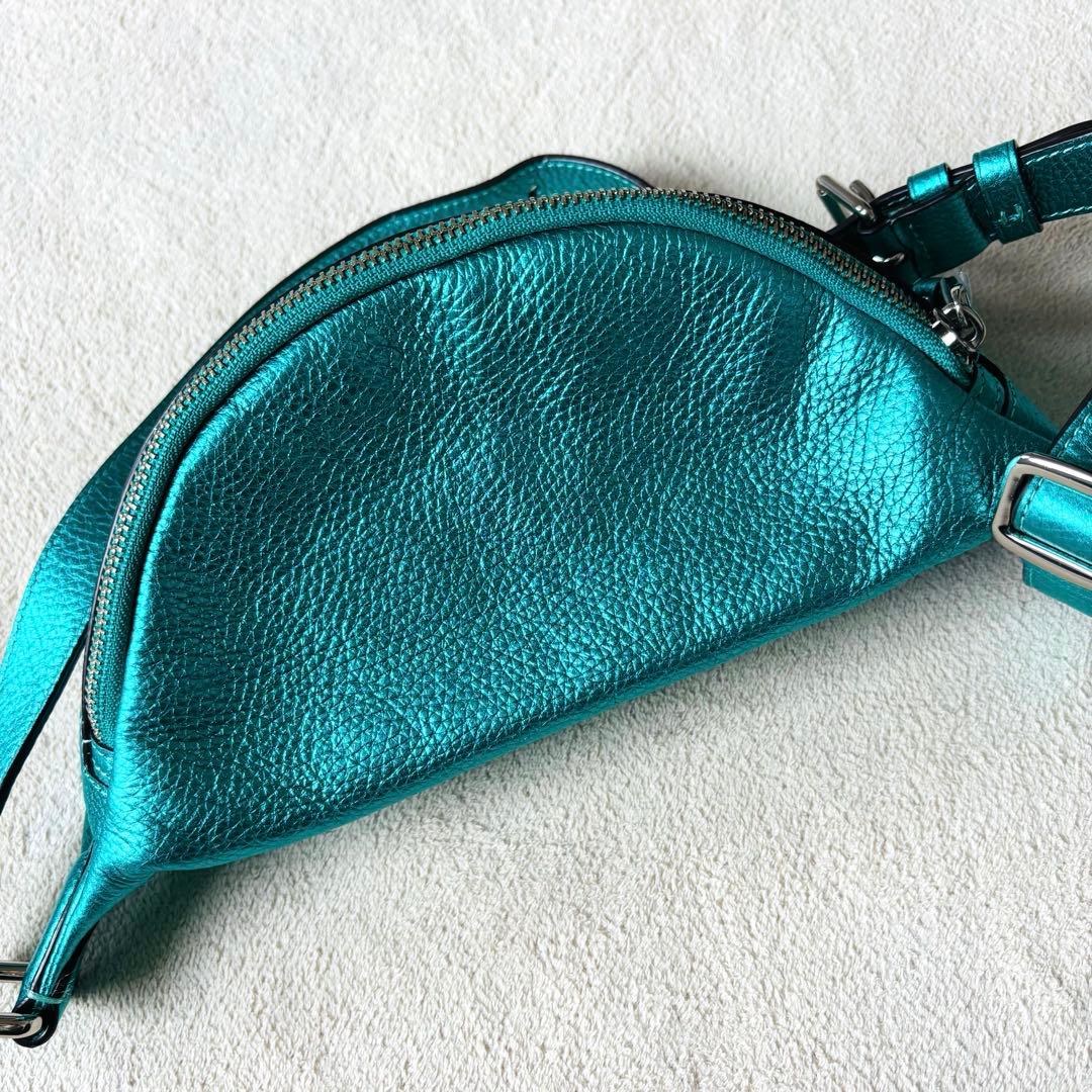 新品未使用】COACH メタリックレザー シボ革 ボディバッグ グリーン