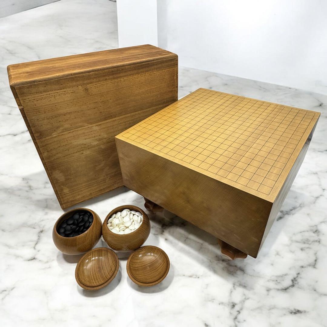 囲碁 足付 高級碁盤 極厚 6寸本榧 桐箱 へそ有り 柾目 天柾 碁石セット 本榧足付碁盤 6寸6分（天柾） ga60032 | 前川榧碁盤店