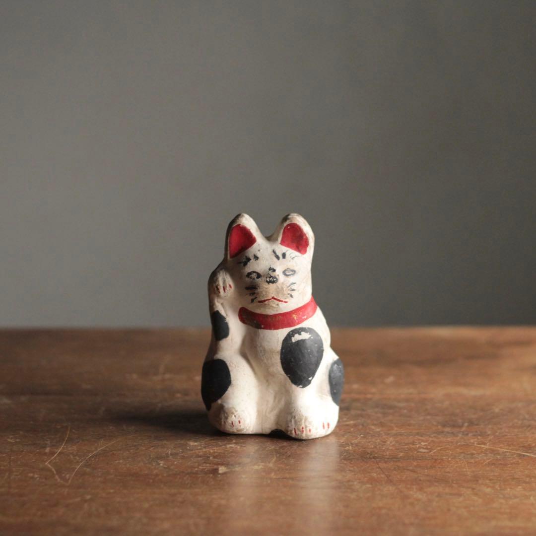 古い 土人形 招き猫 1950年制作 古道具 アンティーク オブジェ 久米土人形の招き猫などをお譲りいただきました。｜骨董品買取よろず屋
