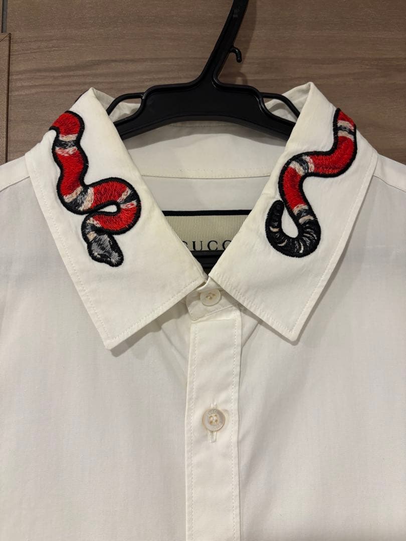 【BTSテテ着用】グッチ　長袖シャツ　スネーク　刺繍　Mサイズ　ホワイト GUCCI - BTS テテ 着用 GUCCI シャツの通販 by る｜グッチならラクマ