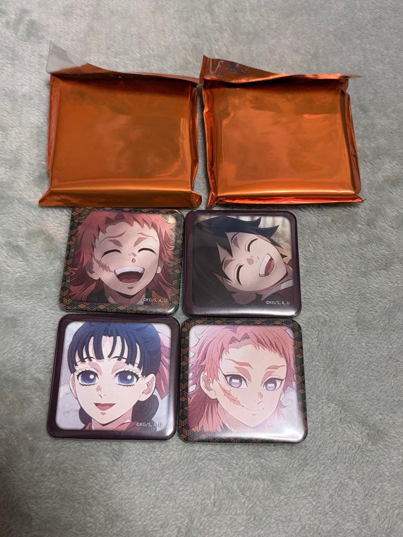 鬼滅の刃 柱稽古編 繋がるスクエア缶バッジ 義勇の羽織① 鬼滅の刃 ufotable 柱稽古編 繋がるランダムスクエア缶バッジ 義勇の