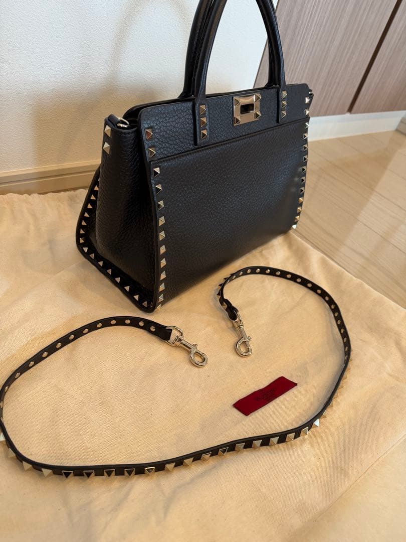 国内ヴァレンティノ購入スタッズ付きハンドバッグ ヴァレンティノ「ロックスタッズ」新作、内側に“シグネチャーレッド”を