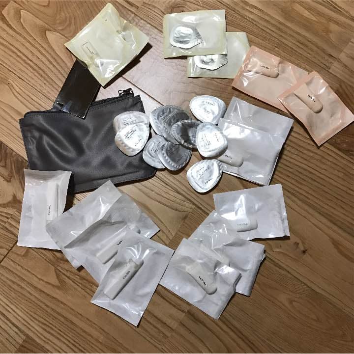 PRADA  ポ-チ付  携帯化粧セット