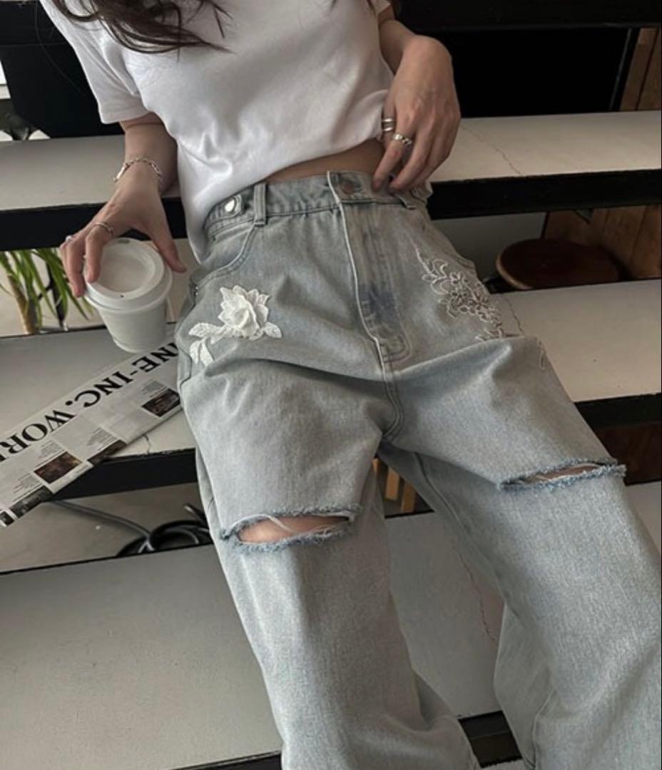 willfully刺繍入りライトグレーのデニムパンツ