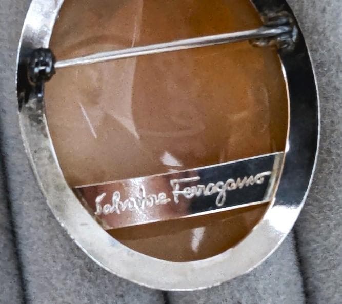 サルバトーレフェラガモ シェルカメオSV925ブローチ／トップ箱付き