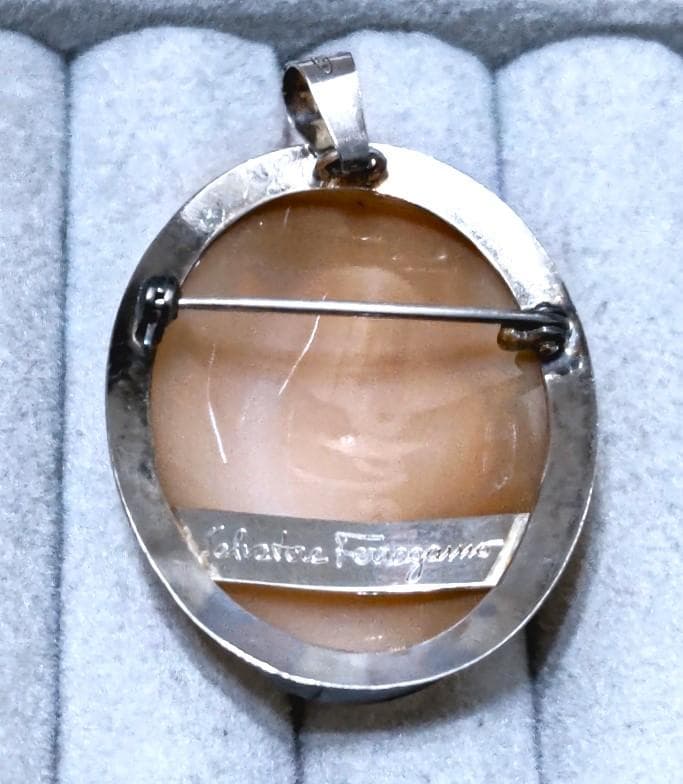 サルバトーレフェラガモ シェルカメオSV925ブローチ／トップ箱付き