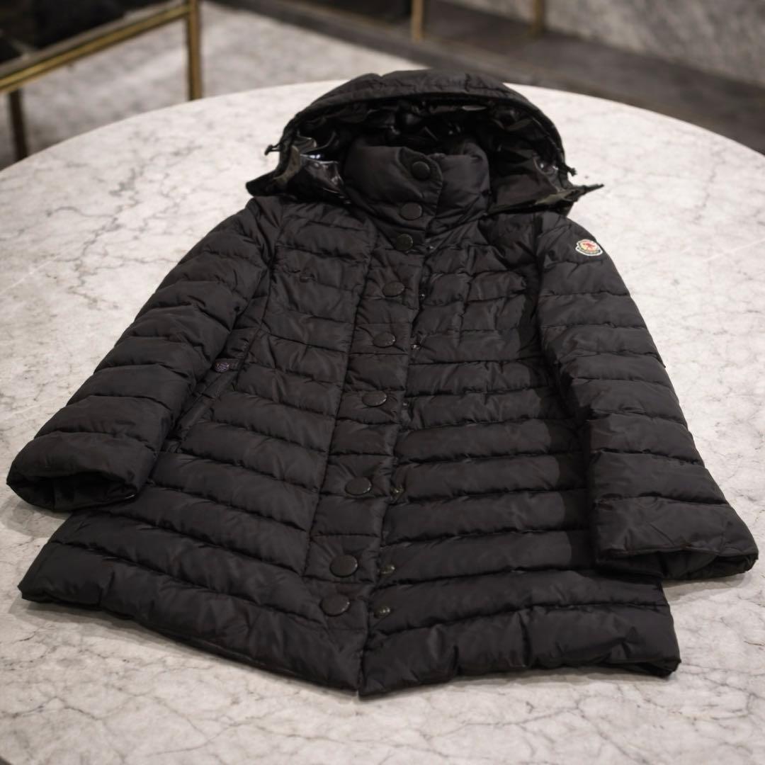 【最終価格】ロゴワッペン付フード付ロングミドル丈ブラックダウンMONCLER