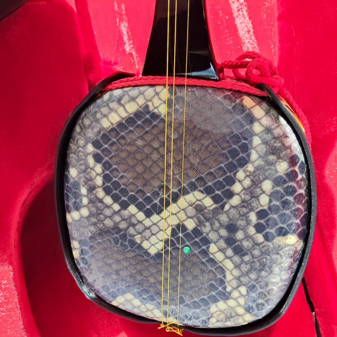 沖縄三線 蛇皮柄 人工皮 ハードケース付き 伝統楽器 さんしん 民族楽器 初心者 新城慎幸作 三線 紅木棹 本蛇皮強化張り 保証書付 ハードケース付 沖縄