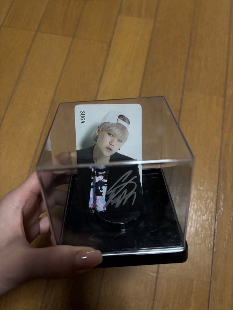 SUGA サイン入りカード